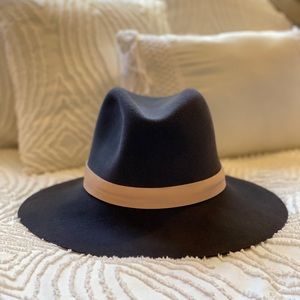 Janessa Leone hat